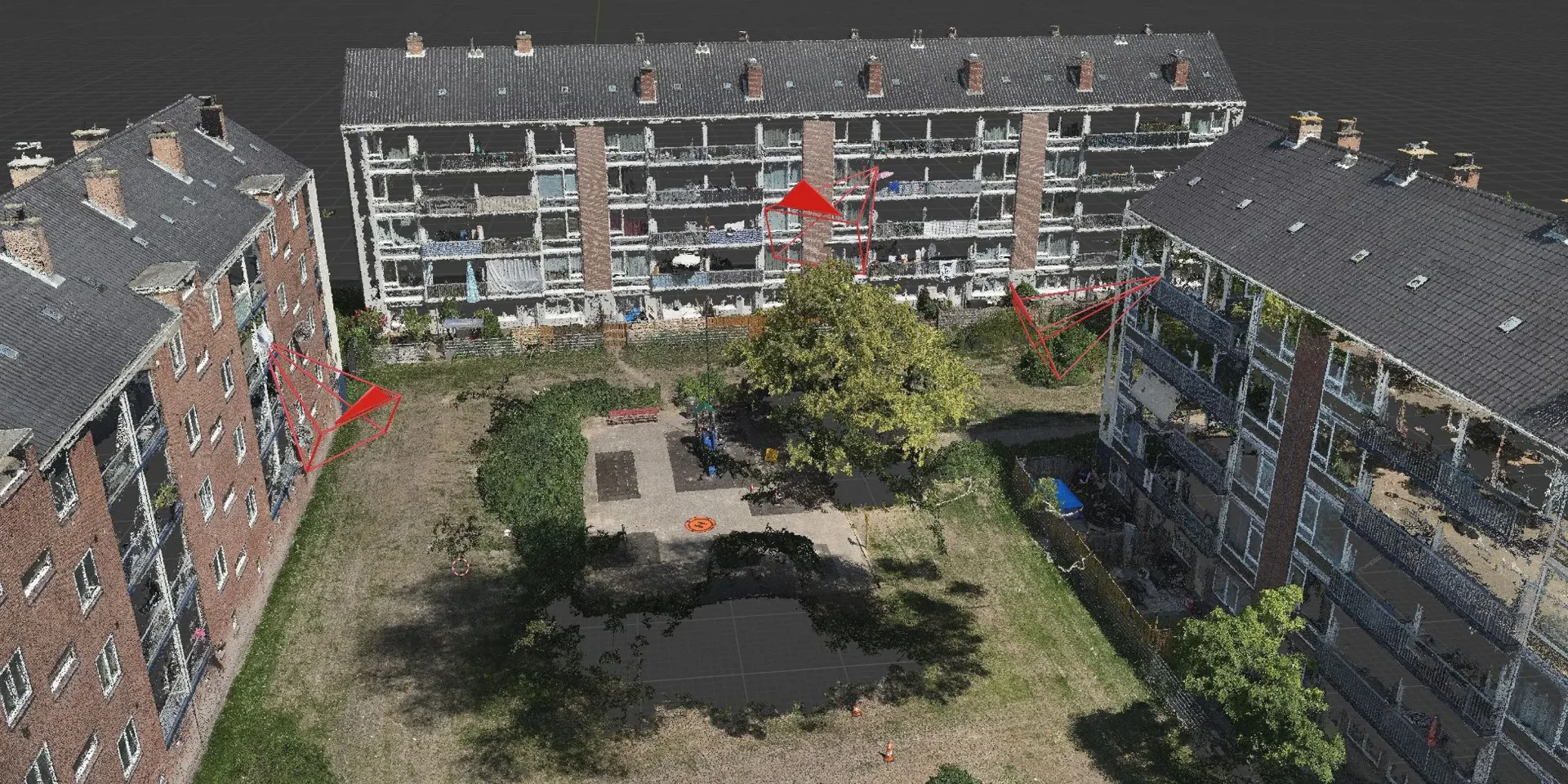 Reconstitution 3D d'une cour d'immeuble, avec en rouge les cônes de visée des vidéos filmées par les riverains