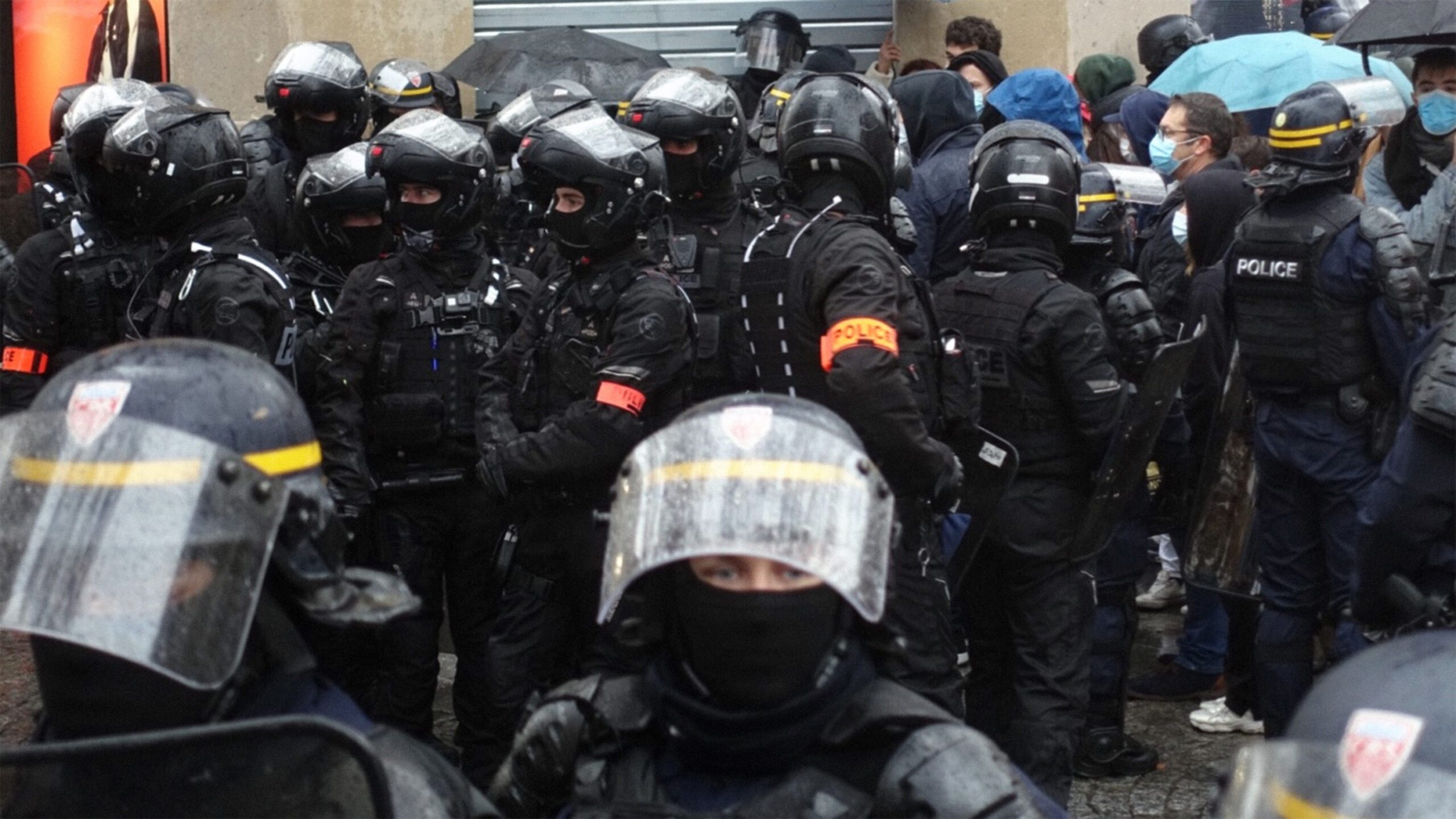 Policiers casqués et cagoulés, en rang, lors d’une manifestation à Paris.