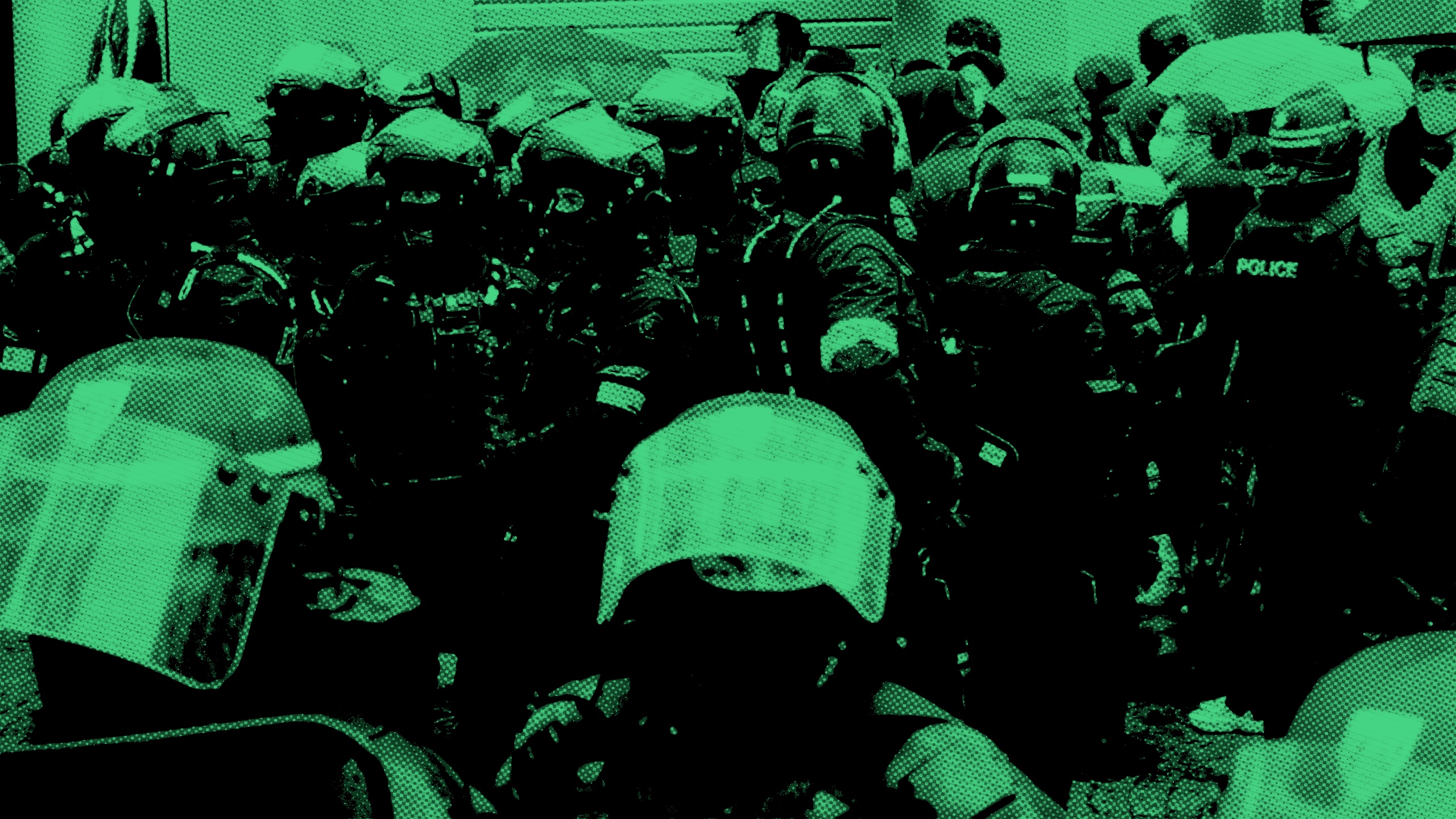 Policiers casqués et cagoulés, en rang, lors d’une manifestation à Paris.