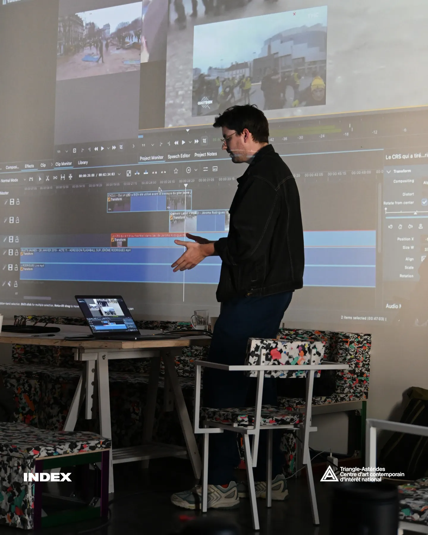 Un intervenant d'Index commente une chronologie vidéo projetée en grand lors d'un atelier